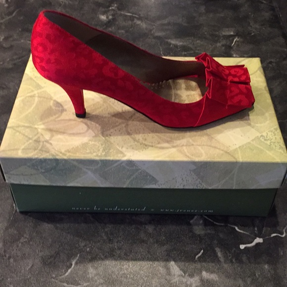 J.Renee Red Braxie jacquard fabric Size 8.5 - Picture 2 of 5